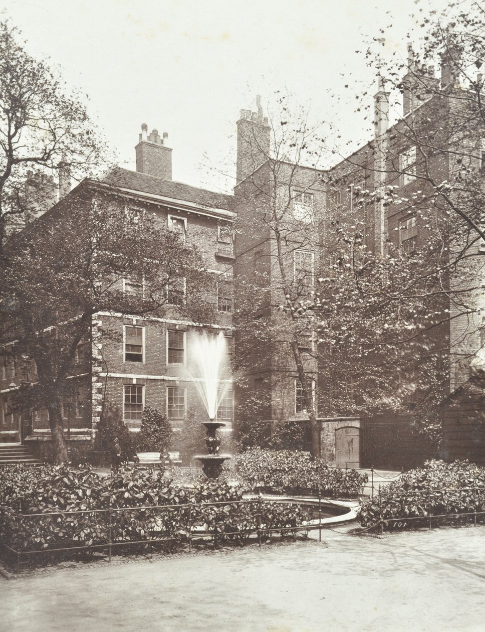 Vista de la fuente de agua en Middle Temple Fountain Court, Londres, 1884 de English Photographer