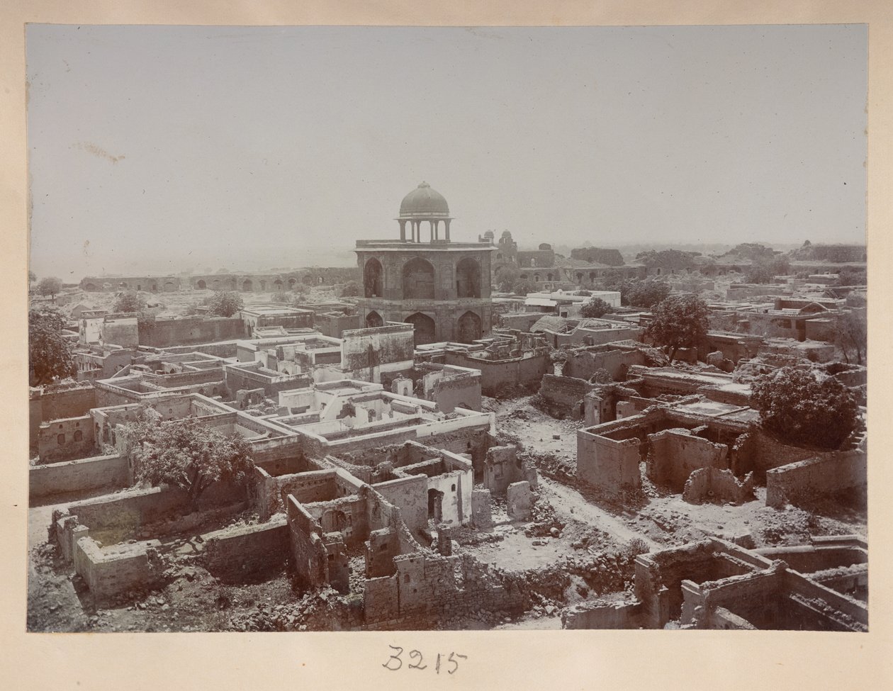Pueblo dentro de Purana Qila, vista alrededor de Sher Mandal, hacia 1908-1911 (foto en blanco y negro) de English Photographer