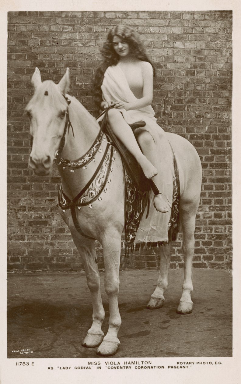 Viola Hamilton como Lady Godiva en la Coronación de Coventry (foto b/n) de English Photographer