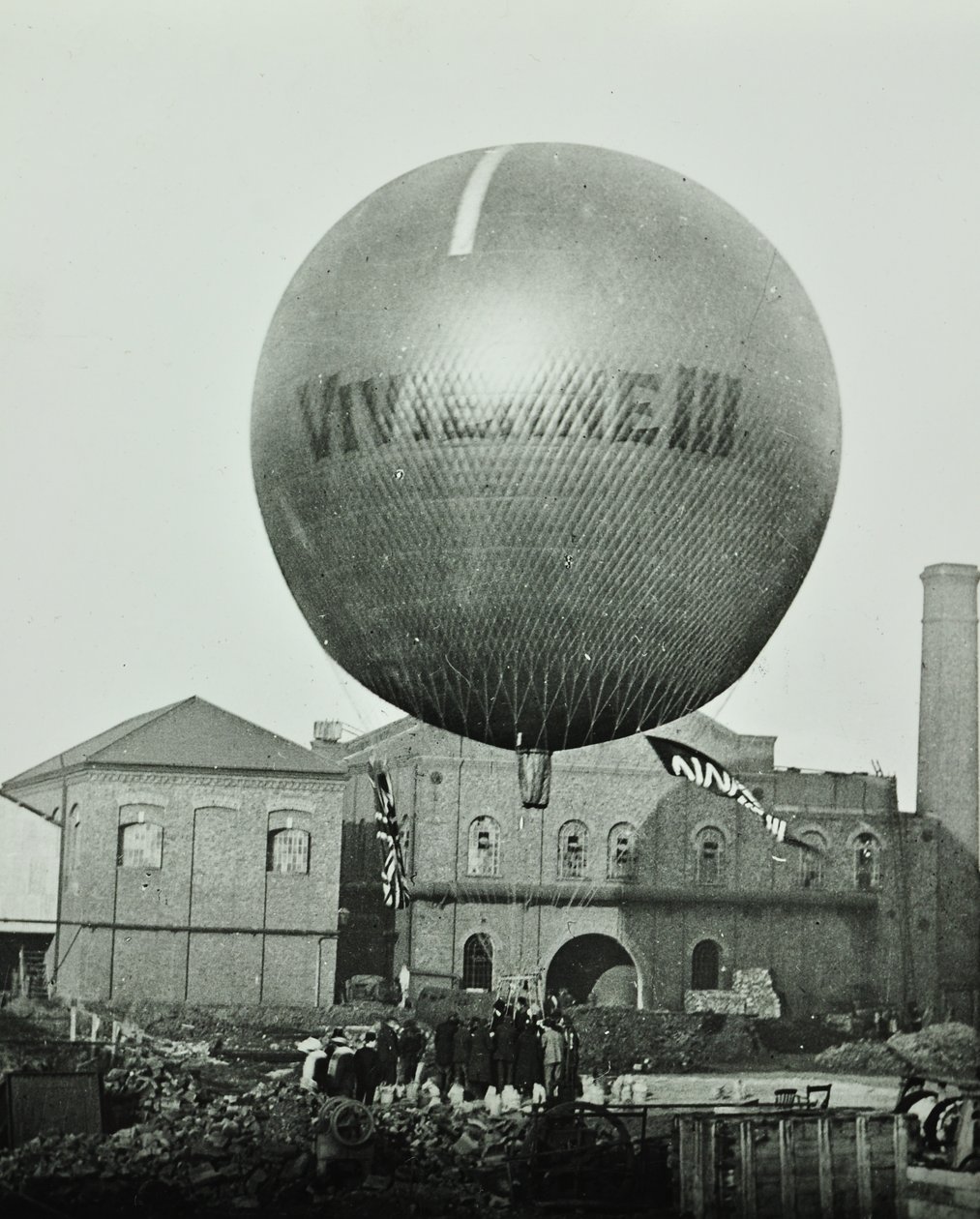 Globo Vivienne III frente a la Wandsworth Gas Company, 1898 de English Photographer
