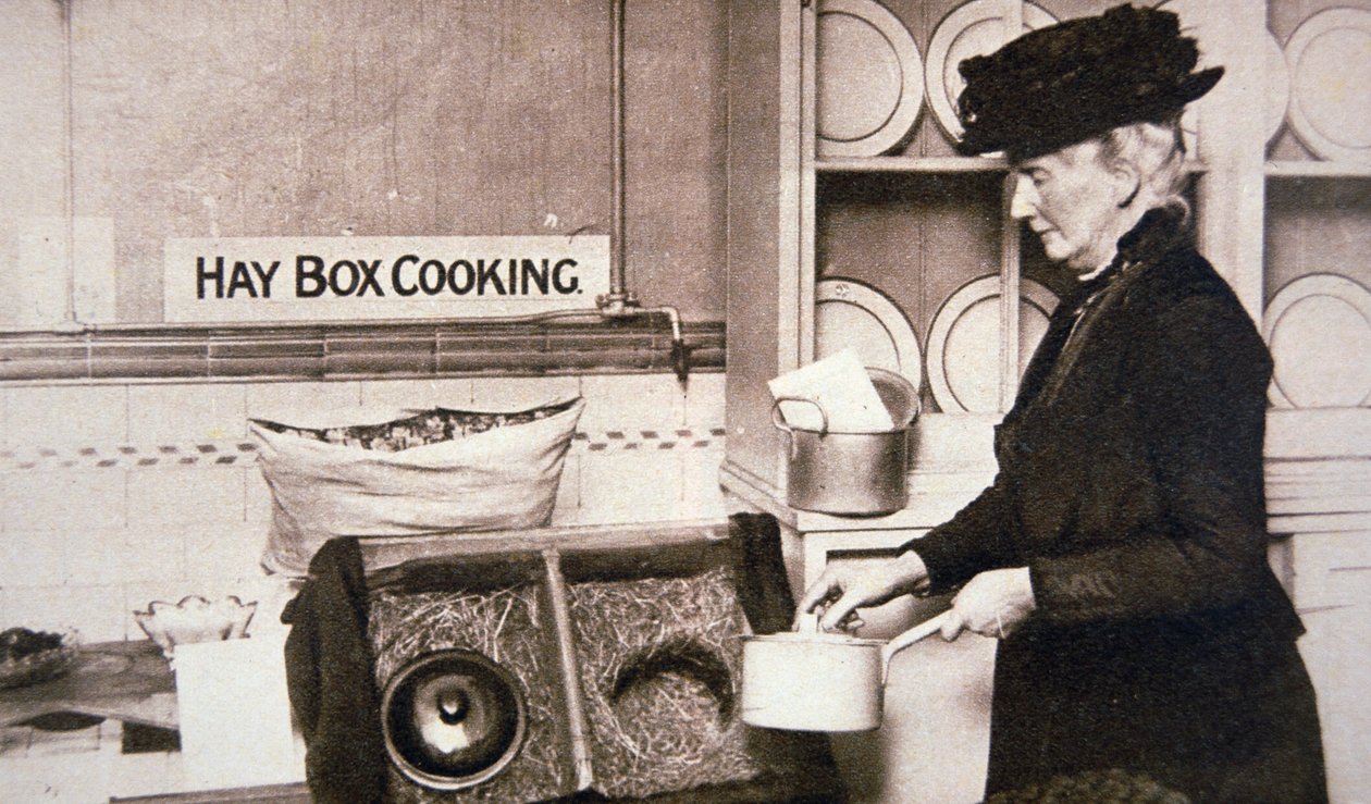 Frente doméstico británico en la Primera Guerra Mundial: cocina económica con una caja de heno de English Photographer