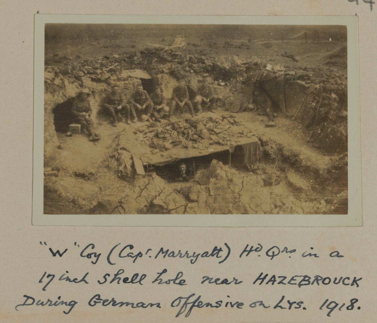 Compañía W (Capitán Marryatt) Cuartel General en un agujero de proyectil de 17 pulgadas cerca de HAZEBROUCK durante la Ofensiva Alemana en LYS, 1918 de English Photographer