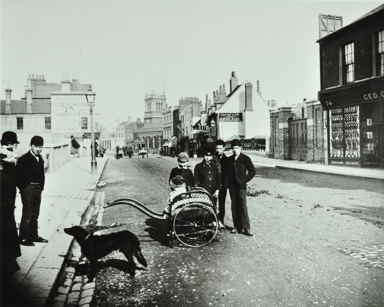 Wandsworth High Street: mirando al oeste, 1890 de English Photographer