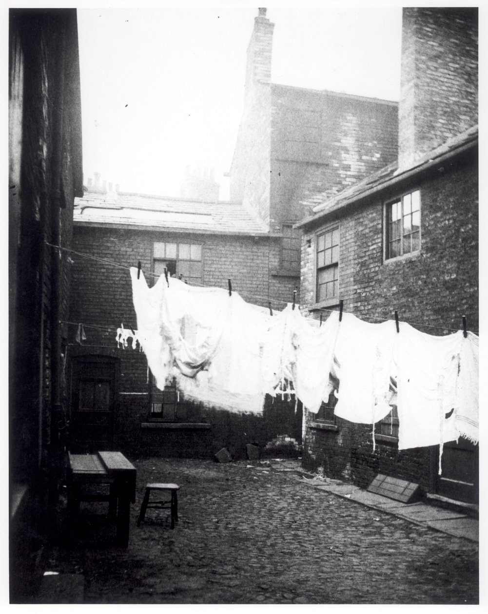 Tendedero en Eagle and Child Yard, Hunslet, Leeds, 13 de mayo de 1896 de English Photographer