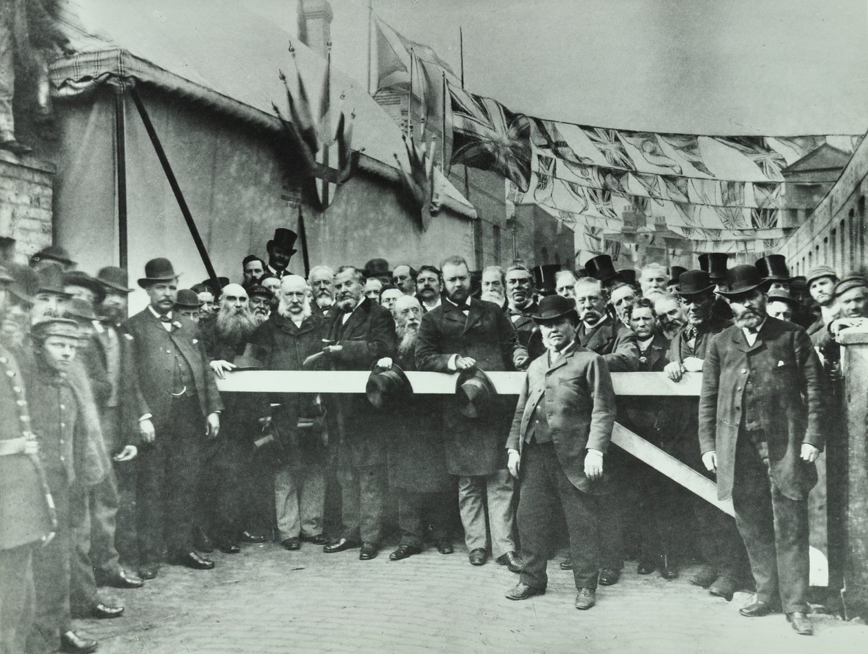 Westferry Road: liberando la carretera del peaje, 1885 de English Photographer