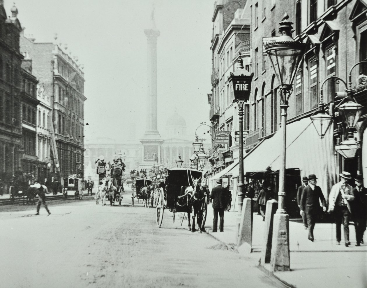 Whitehall, Westminster: Whitehall mirando hacia Trafalgar Square, 1895 de English Photographer