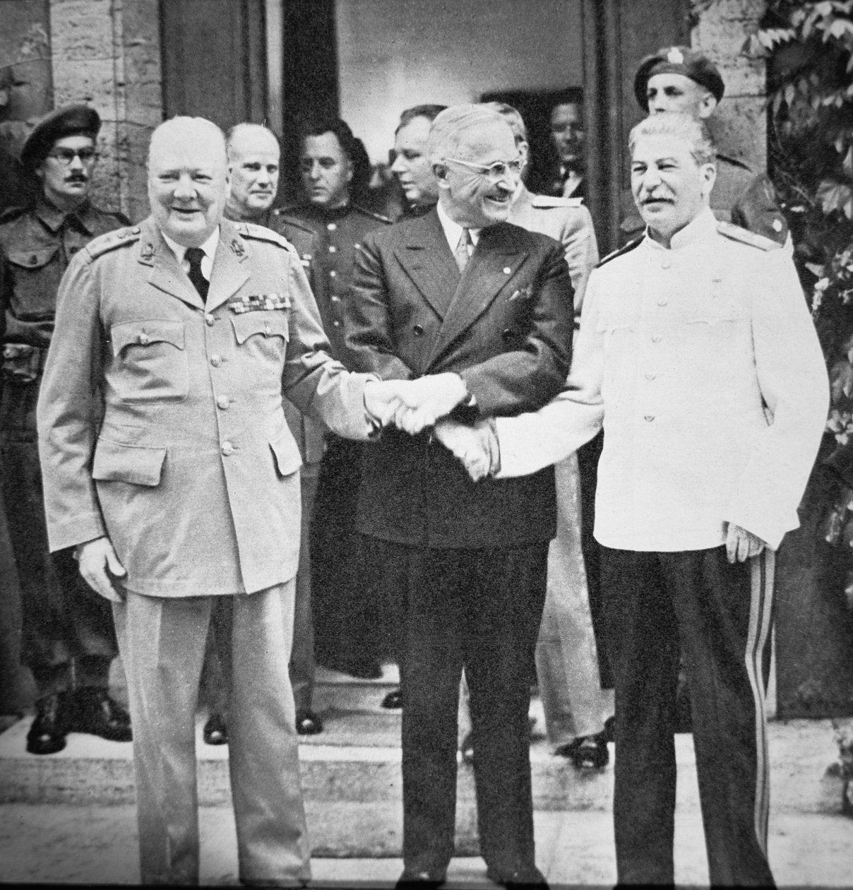 Winston Churchill (1874-1965) el presidente Truman (1884-1972) y Joseph Stalin (1879-1953) dándose la mano en la Conferencia de Potsdam, julio de 1945 de English Photographer