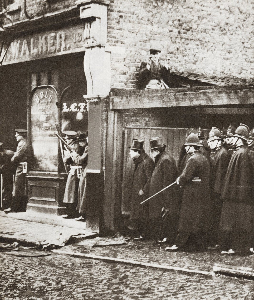 Winston Churchill durant le siege de Sydney street, Londres 1911 (foto b/n) de English Photographer
