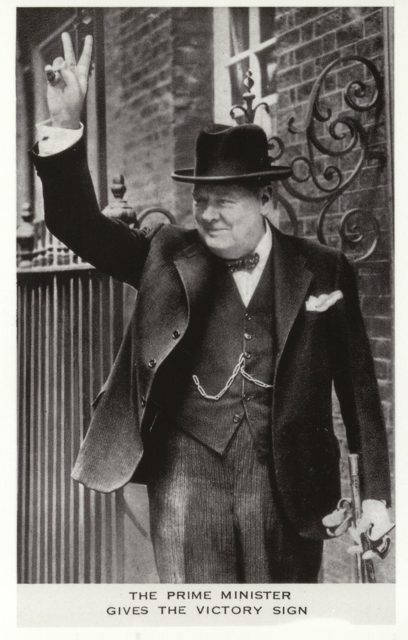 Winston Churchill haciendo el signo de la Victoria ante el número 10 de Downing Street, 5 de junio. de English Photographer
