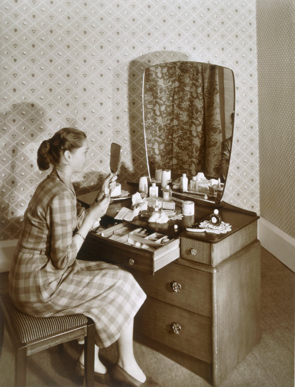 Mujer en su tocador, c. 1955 de English Photographer