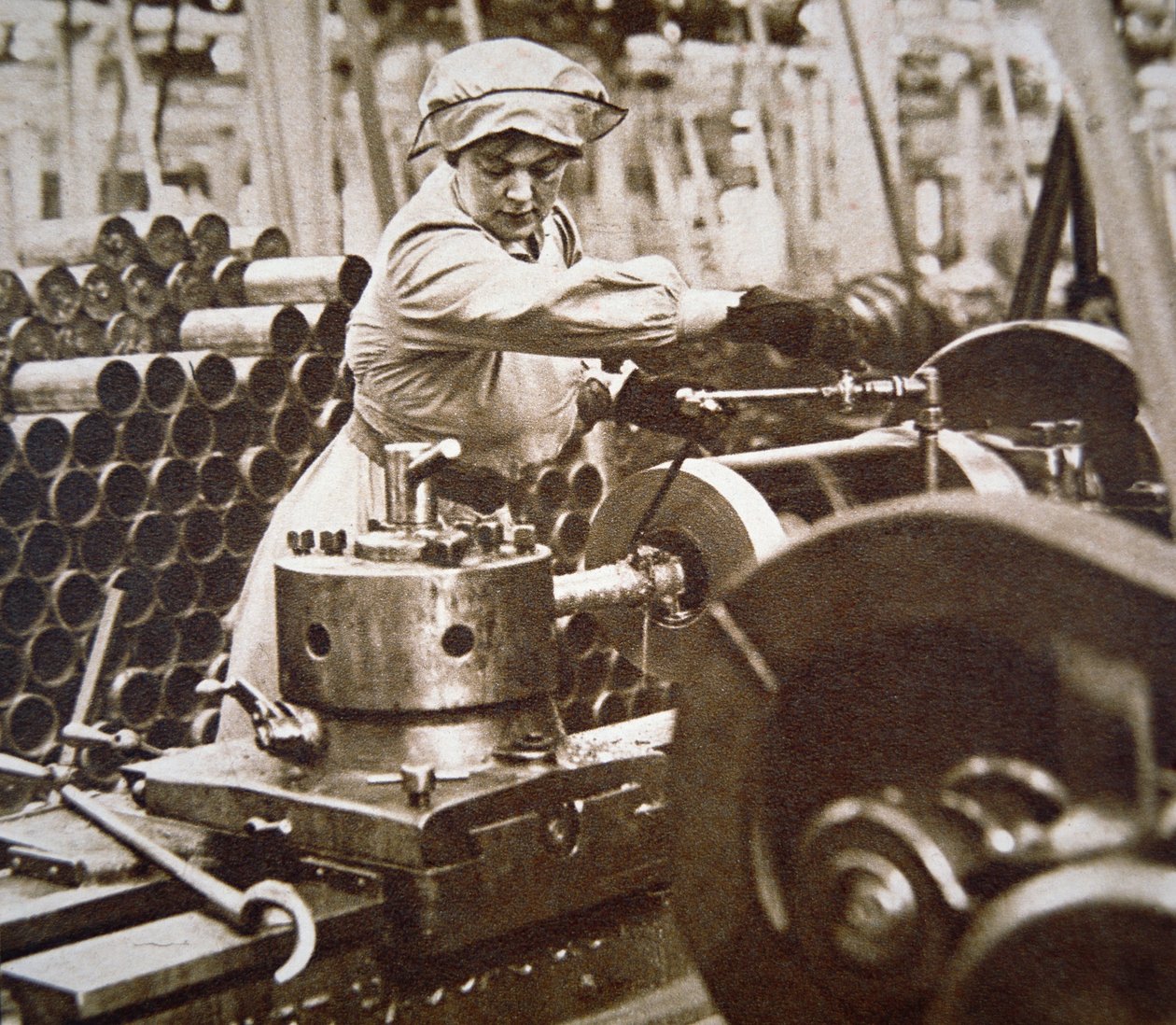 Trabajadora en una fábrica de municiones en Gran Bretaña durante la Primera Guerra Mundial de English Photographer
