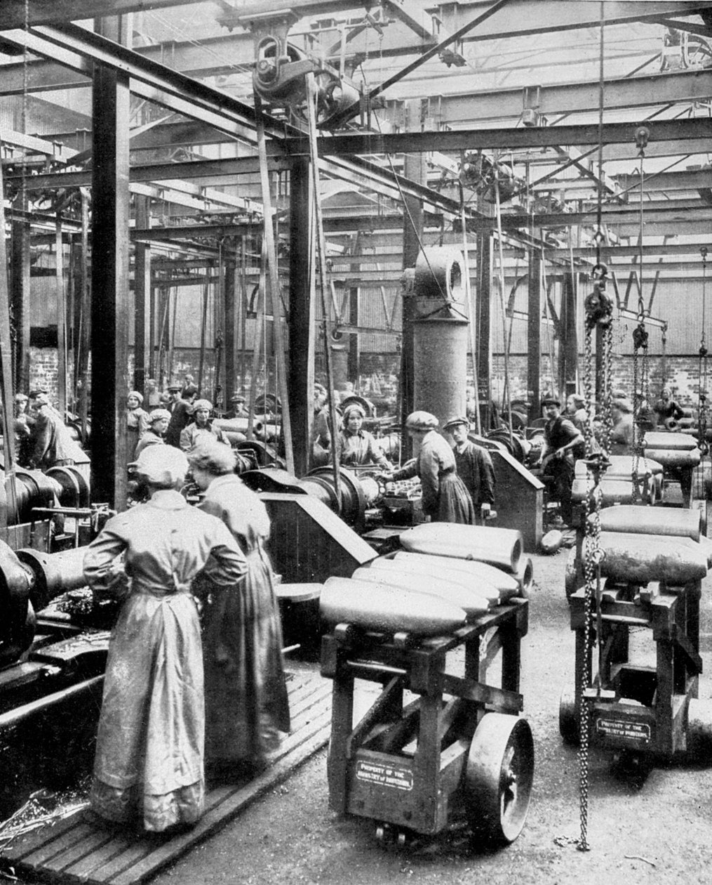 Mujeres fabricando proyectiles de alto explosivo de English Photographer