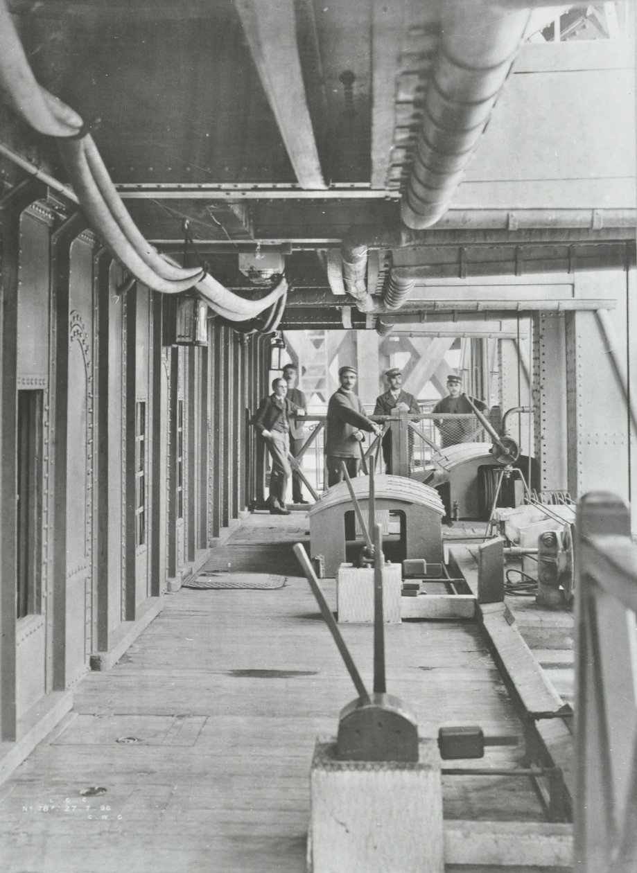 Woolwich Ferry: plataforma de palanca hidráulica del pontón norte, 1896 de English Photographer