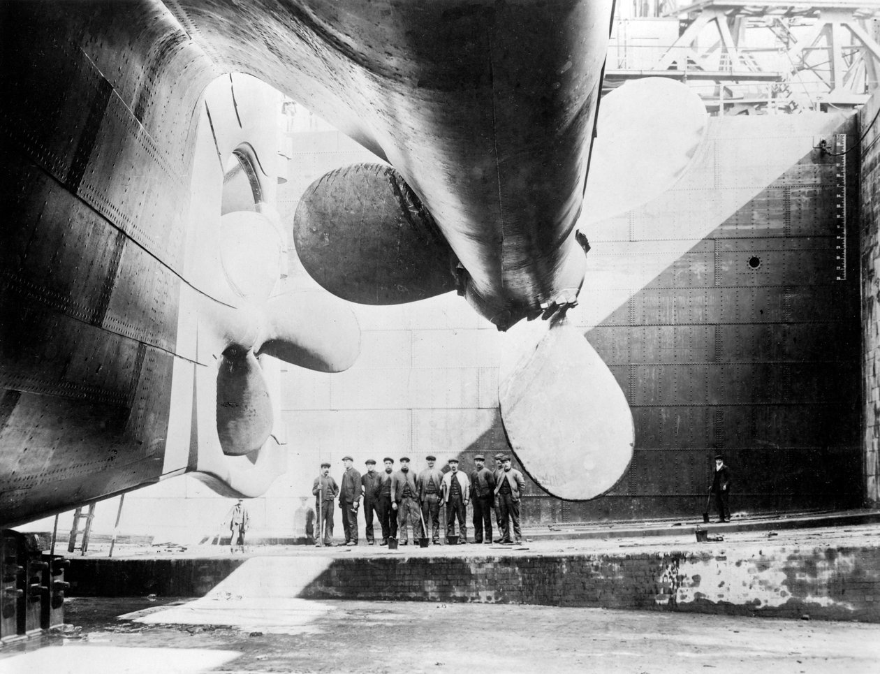 Trabajadores bajo una de las hélices del Titanic, 31 de mayo de 1911 de English Photographer