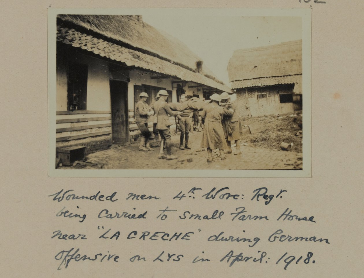 Hombres heridos, 4º Regimiento de Worcestershire siendo llevados a una pequeña casa de campo cerca de La Creche durante la Ofensiva Alemana en LYS, abril 1918 de English Photographer