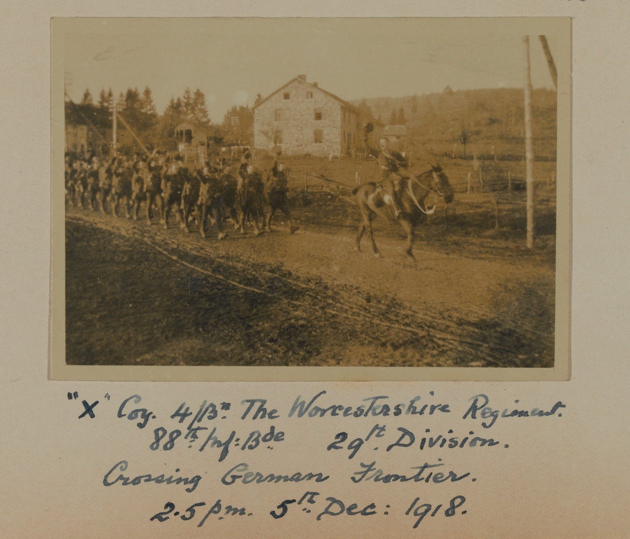 Compañía X 4º Bn. El Regimiento de Worcestershire, 88ª Brigada de Infantería. 29ª División, cruzando la frontera alemana a las 2:5 pm 5 de diciembre de 1918 de English Photographer