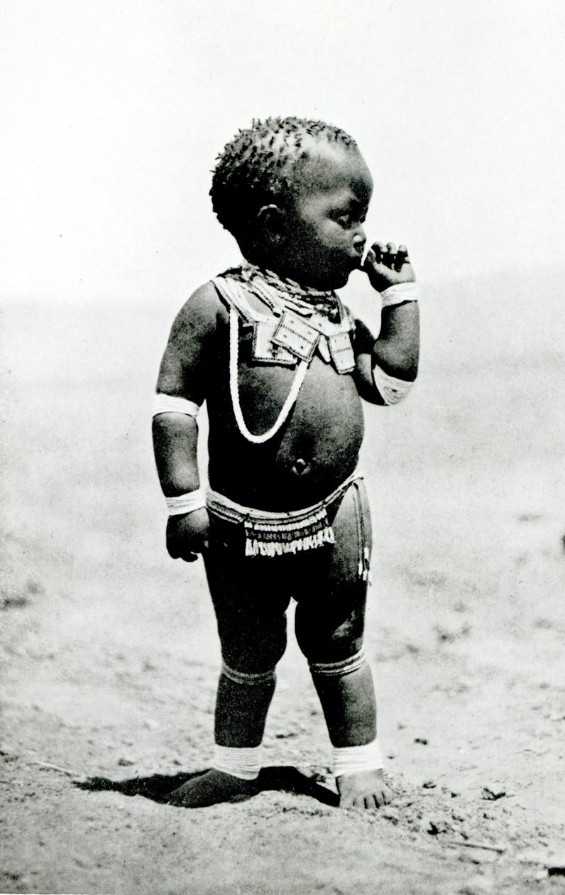 Niña zulú chupando el primer dedo de English Photographer