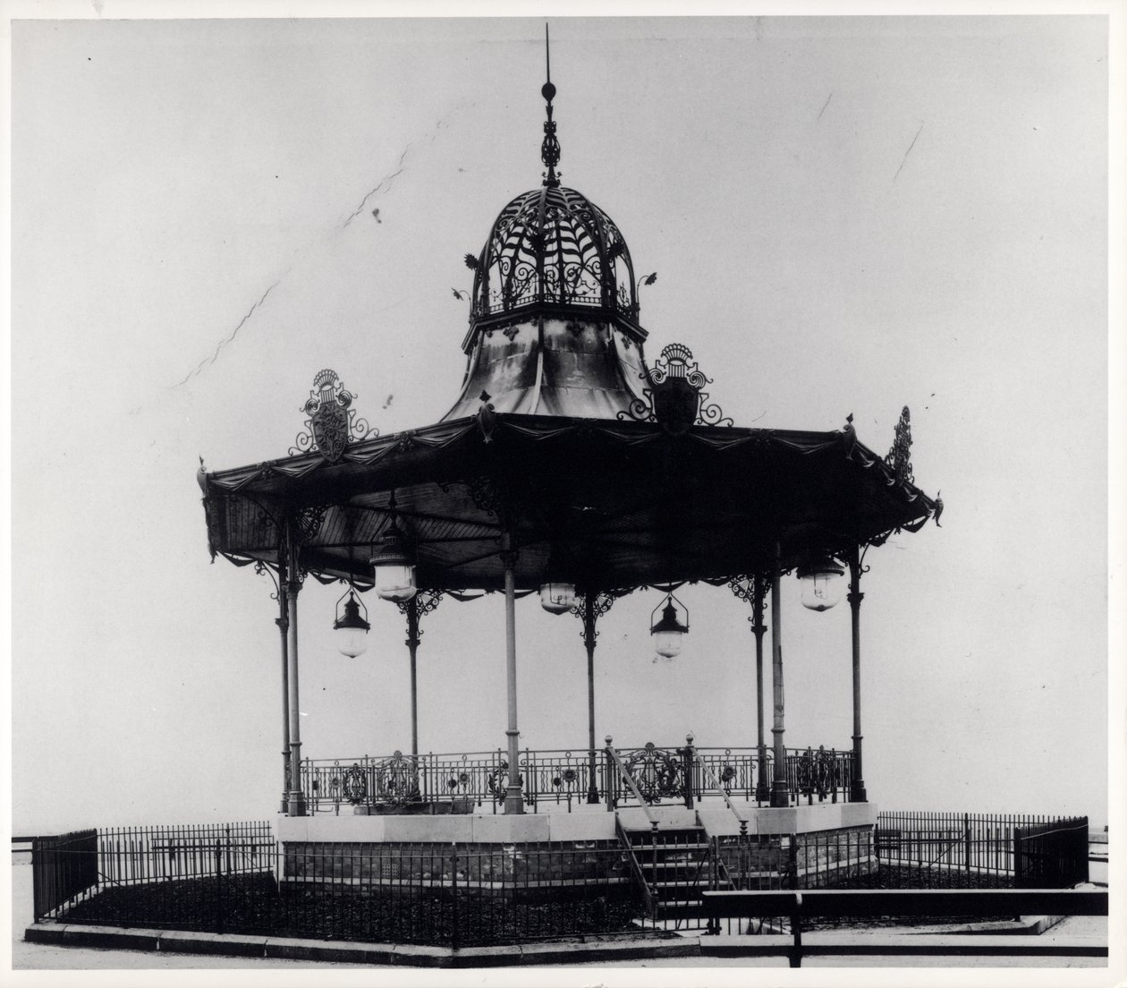 Quiosco ornamental en East End Park, Leeds de English Photographer English Photographer
