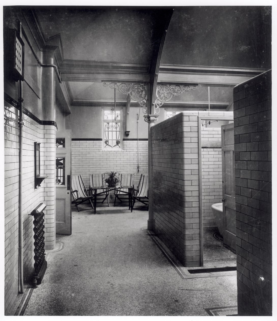 Cubículos privados y área de espera de Bramley Baths, Leeds de English Photographer English Photographer