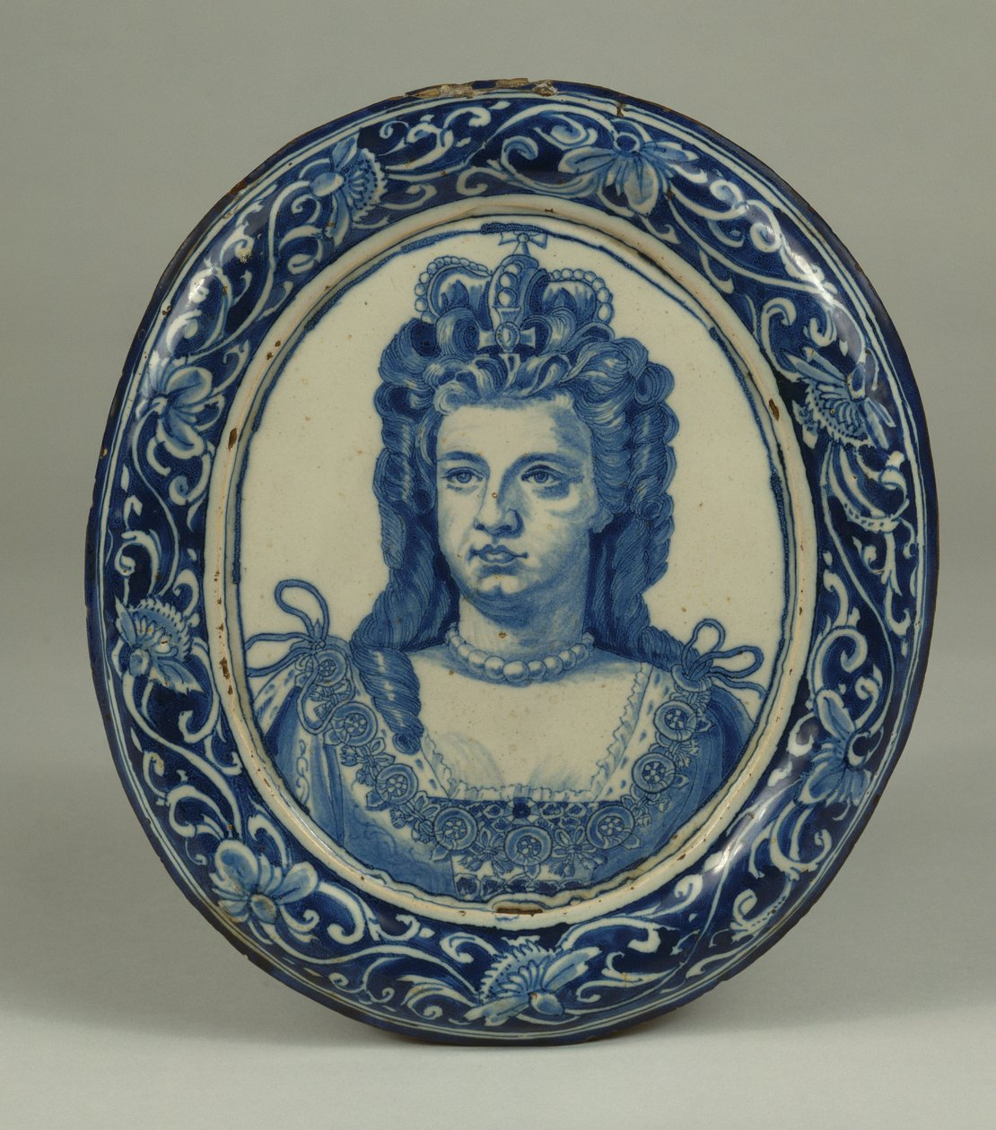 Placa ovalada de retrato real de Delft azul y blanco de la Reina Ana, probablemente Londres, c.1705 de English School