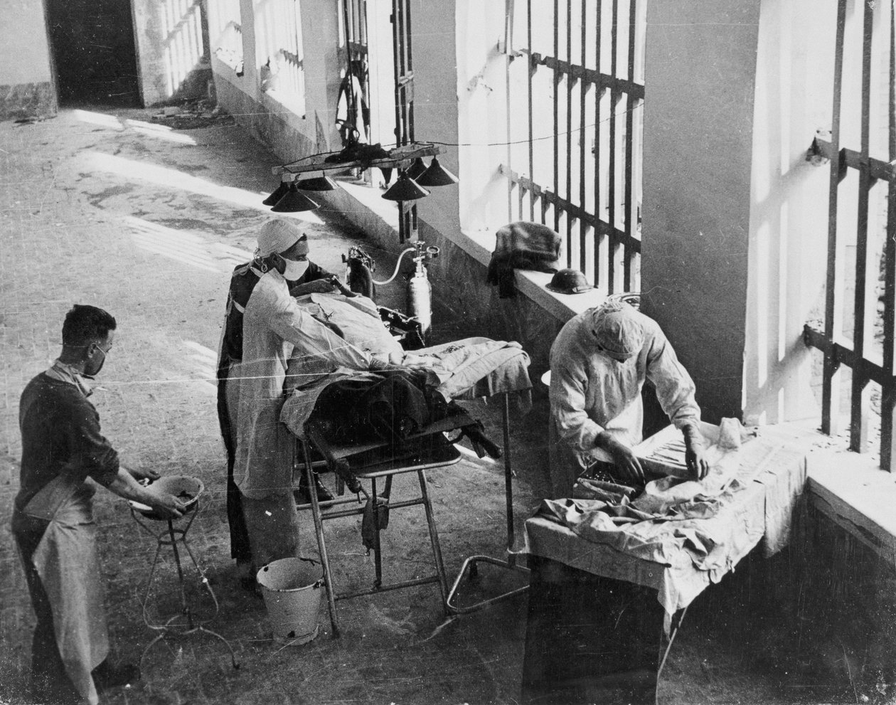Unidad de cirugía de campo operando en una prisión italiana bajo fuego durante la Segunda Guerra Mundial, de una colección de 650 fotografías compiladas por la Command Association de English School