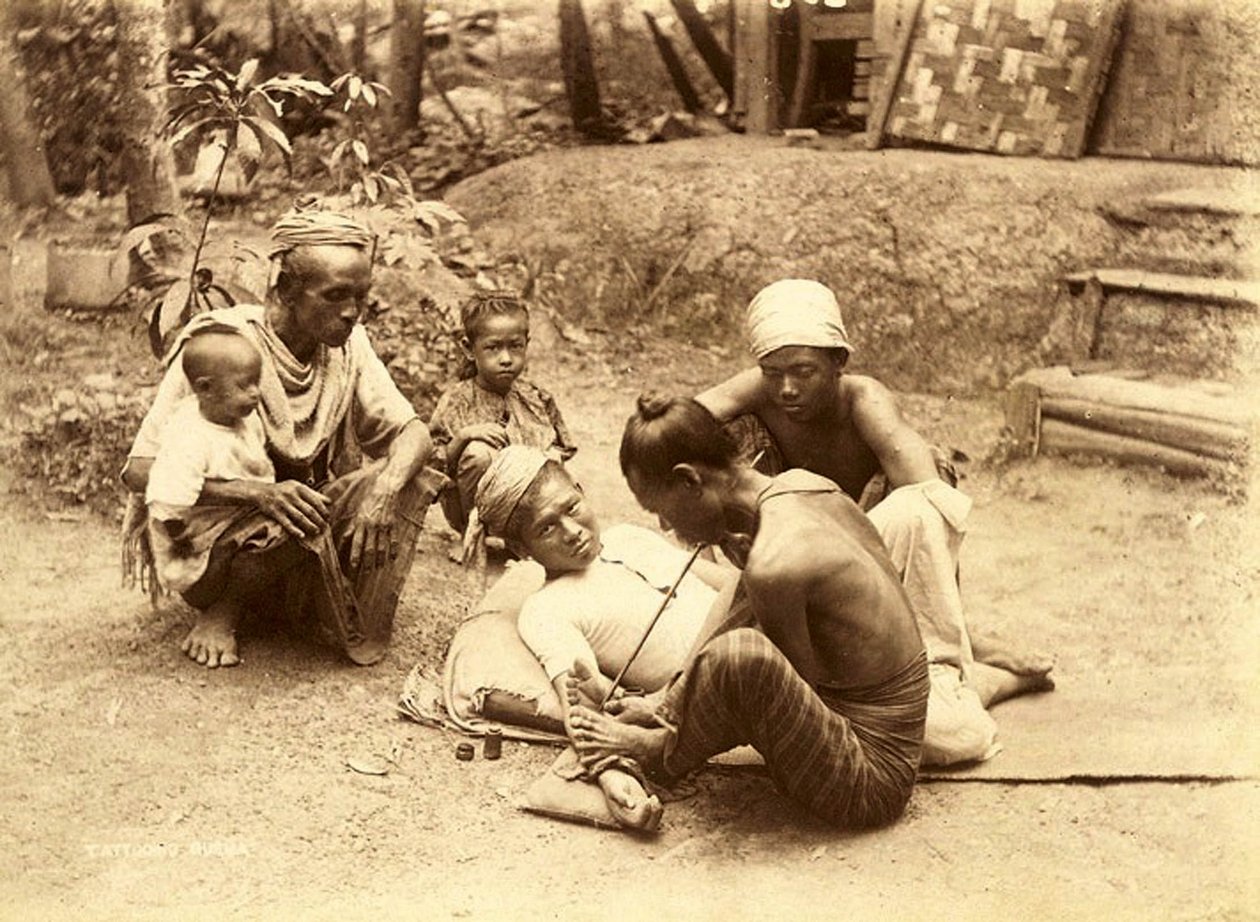 Un hombre Shan siendo tatuado, 1890 de English School
