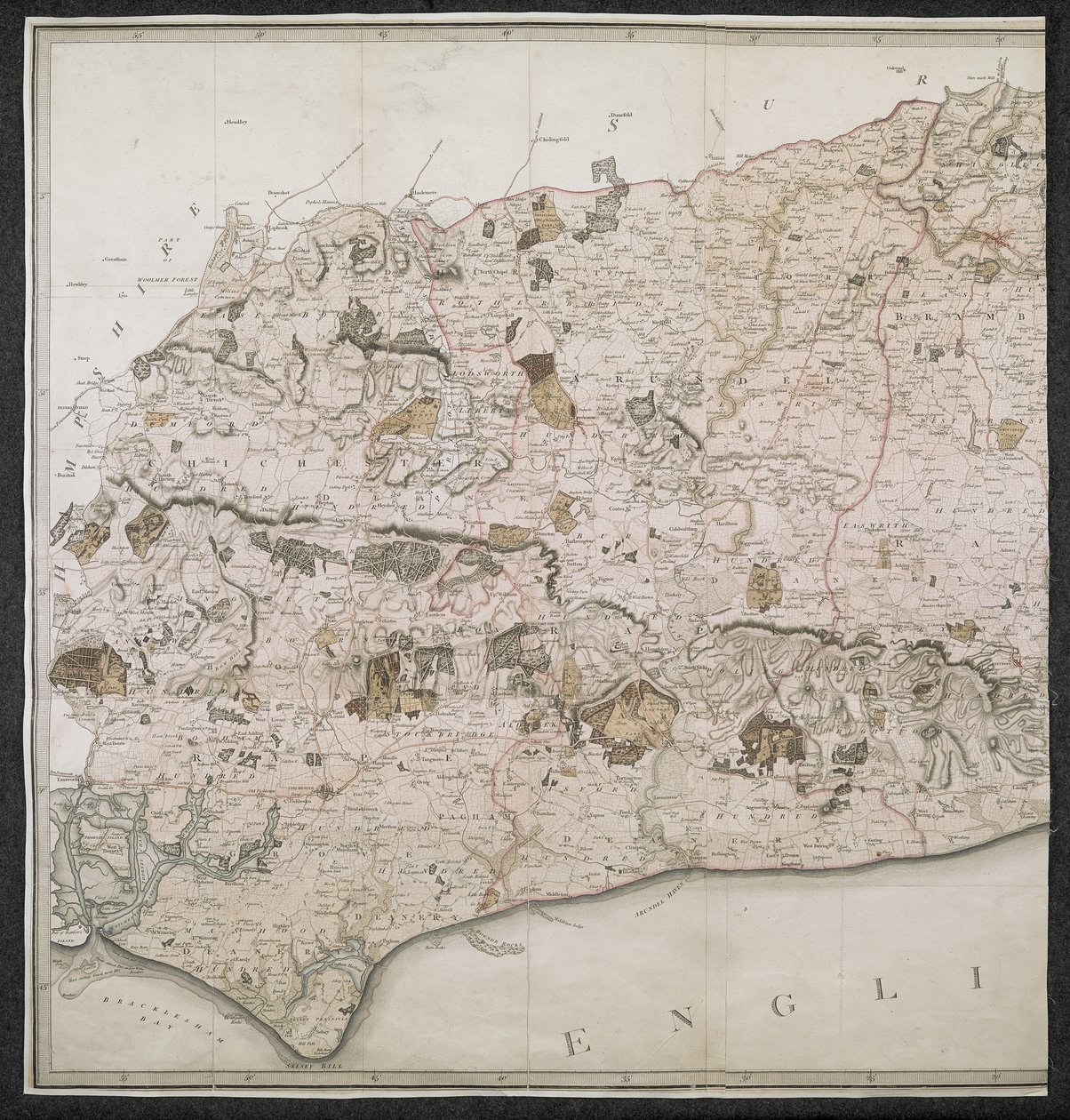 Un mapa topográfico del condado de Sussex, dividido en violaciones, decanatos y cientos. Planificado a partir de una encuesta real por una escala de una pulgada a una milla terrestre de English School