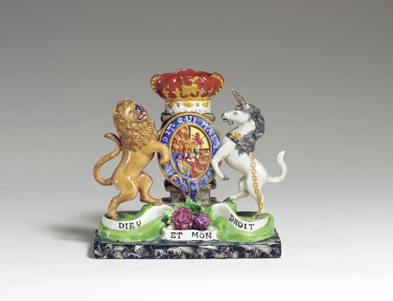 Un jarrón de derrame armorial de Walton como el Escudo de Armas Real Británico, c.1825 de English School