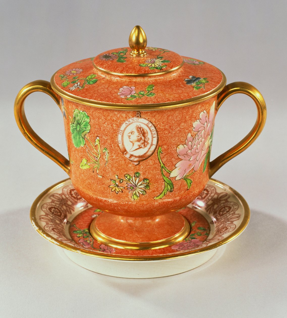 Una taza de dos asas de Pearlware Wedgwood, tapa y soporte pintados con un busto de retrato de Jorge III, conmemorando su Jubileo de Oro en 1810, 1810 de English School