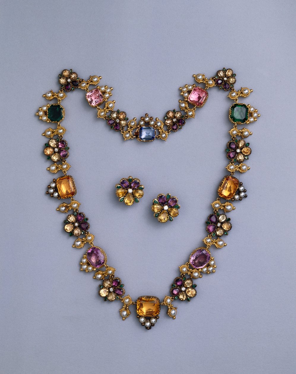 Collar de oro y joyas de la Regencia con topacios, amatistas, turmalinas rosas, esmeraldas, zafiros y peridotos, con un par de pendientes de flores, c.1810 de English School