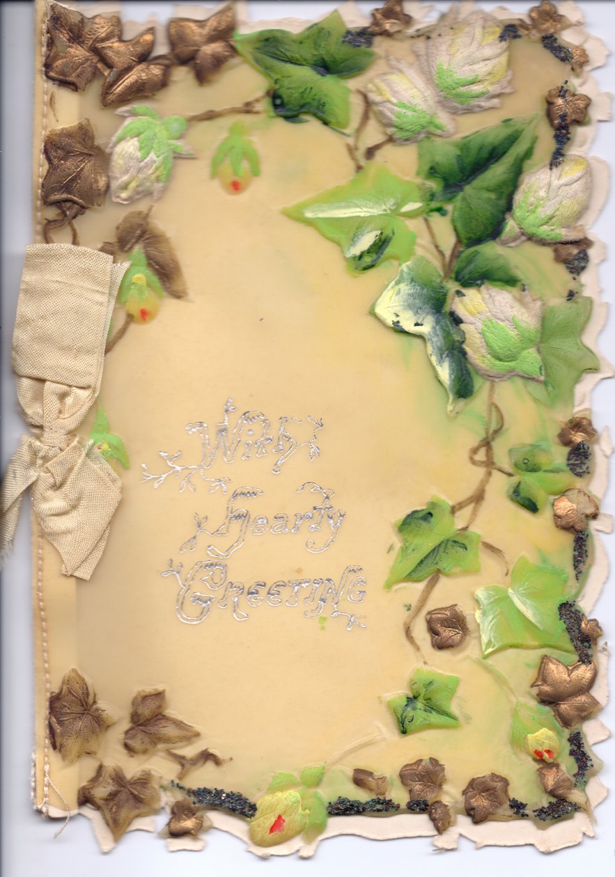 Tarjeta de felicitación hecha de plástico con hiedra dorada y verde en relieve y un lazo beige, circa 1910 de English School