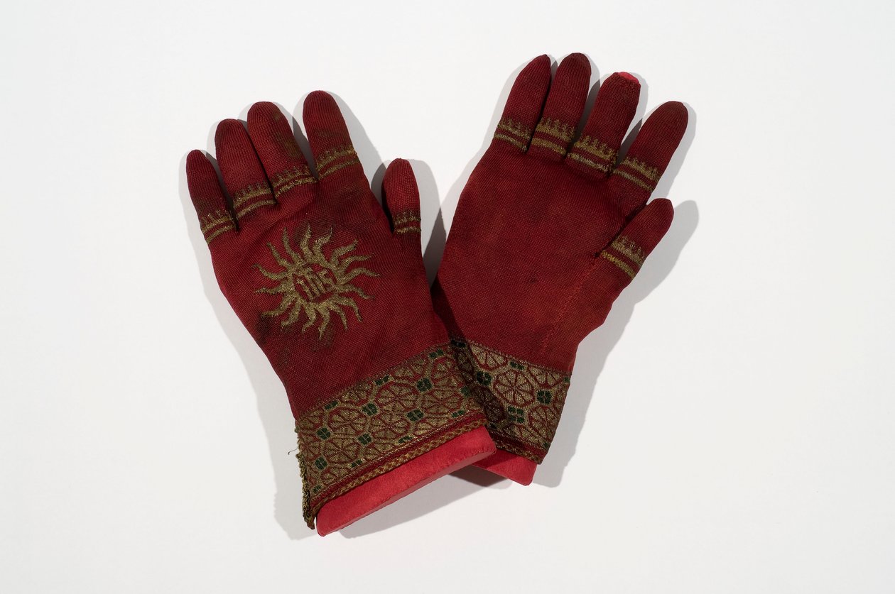 Un par de guantes de seda tejidos, posiblemente pertenecientes al Arzobispo William Warham, finales del siglo XV o principios del XVI de English School