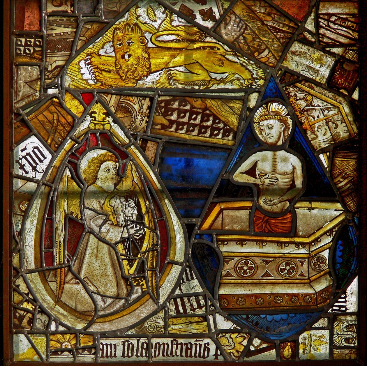 Un panel en la ventana este que representa a Cristo de la Piedad resucitando de la tumba; también un ángel músico con un arpa y el león de San Marcos entre fragmentos de English School