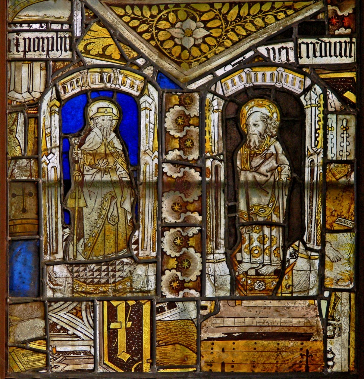 Un panel en la ventana este que representa a Santiago con San Pablo con la hierba Gromwell arriba de English School