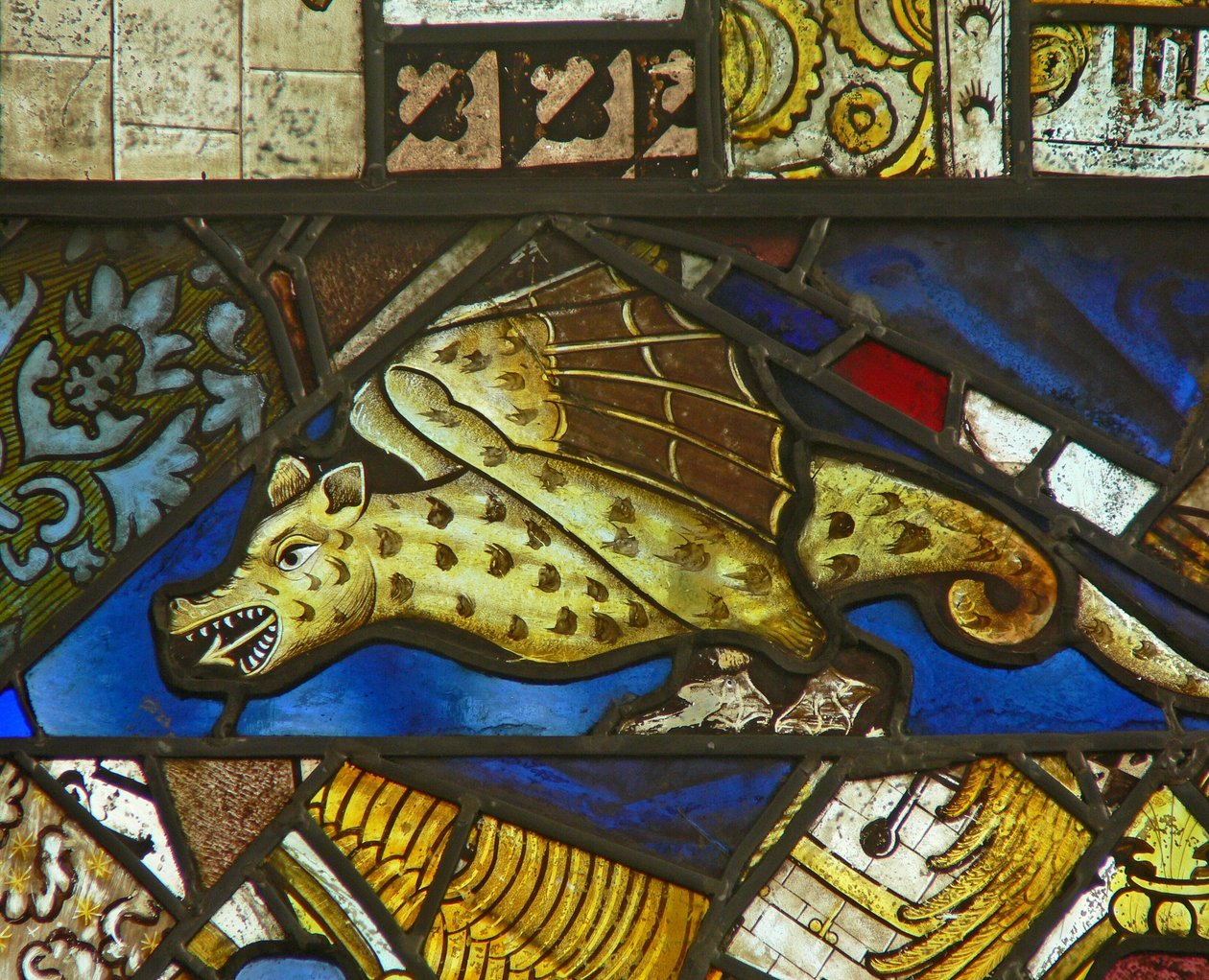 Un panel en la ventana este que representa un dragón de English School
