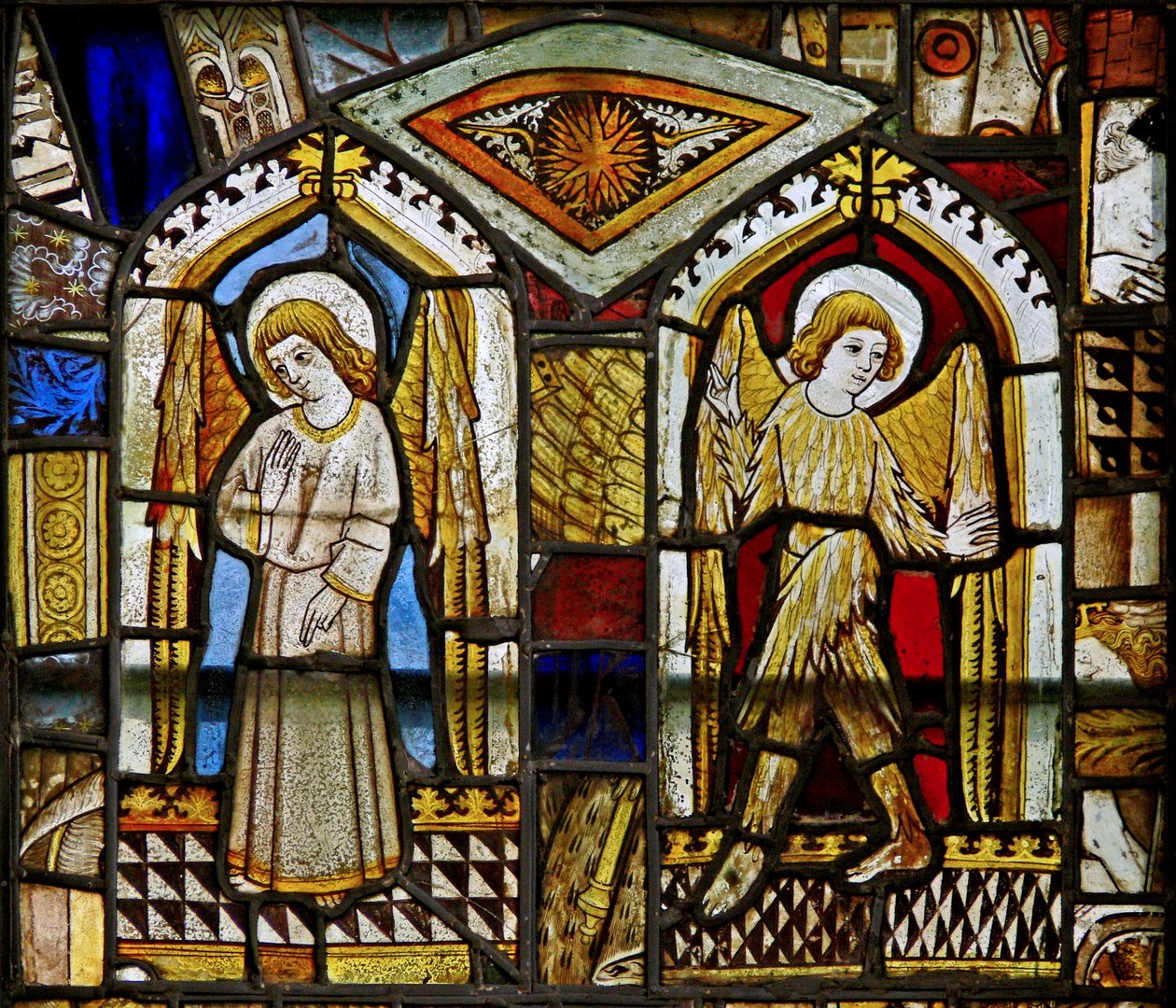 Un panel en la ventana este que representa ángeles, uno con plumas de English School