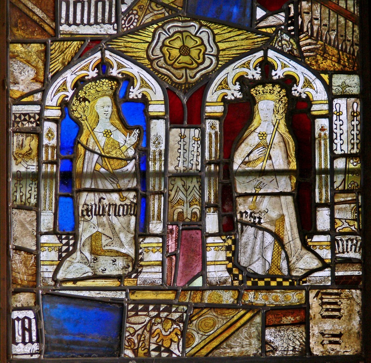 Un panel en la ventana este que representa las Virtudes Cardinales: Misericordia (Misericordia) y Paz (Pax) y una rosa blanca de English School