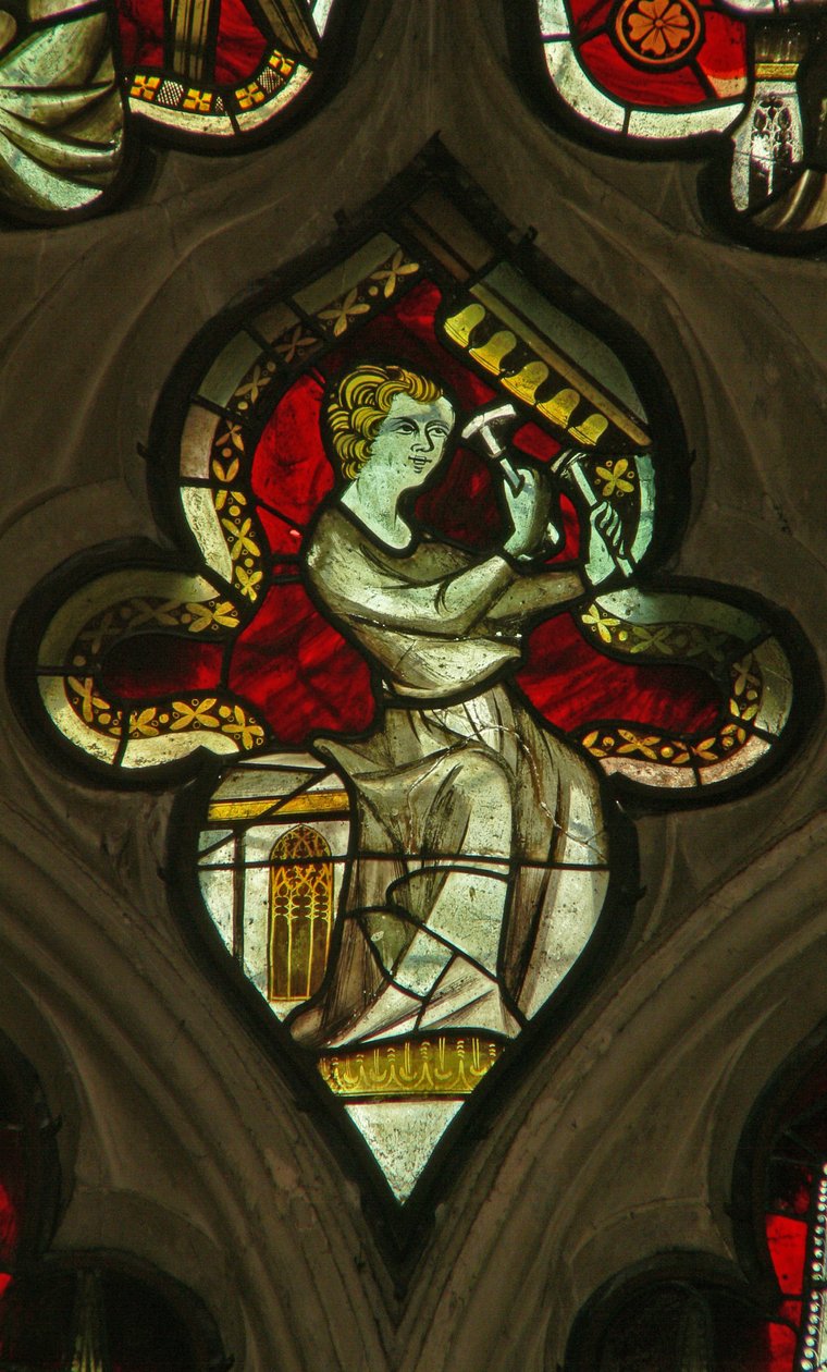 Una ventana en la Capilla de la Dama que representa un ángel músico con campanas de English School