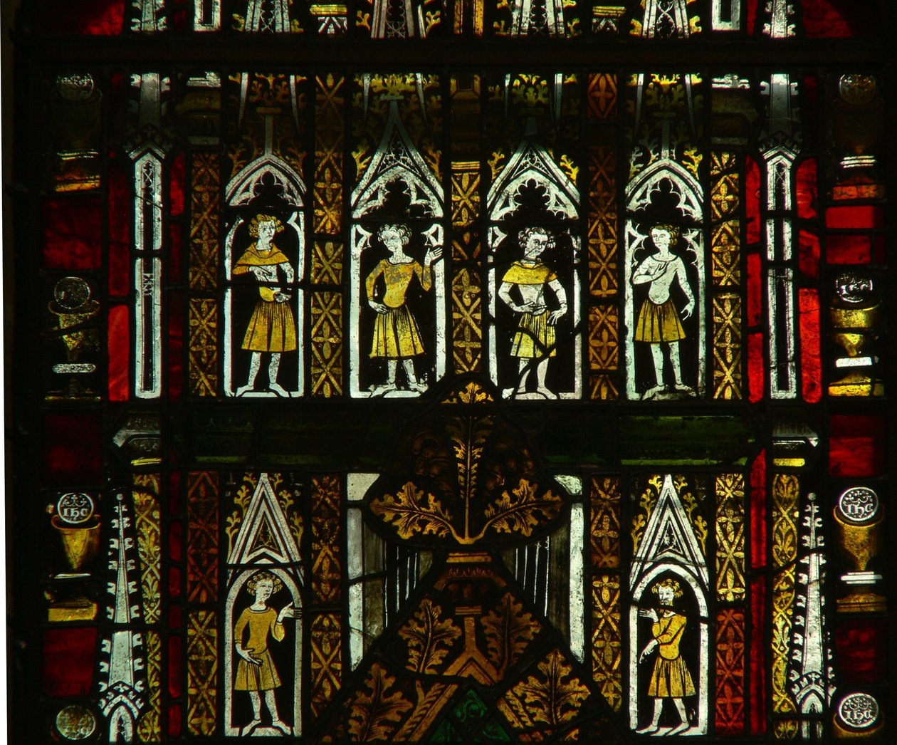 Una ventana en la Capilla de la Dama que representa figuras en un dosel de English School