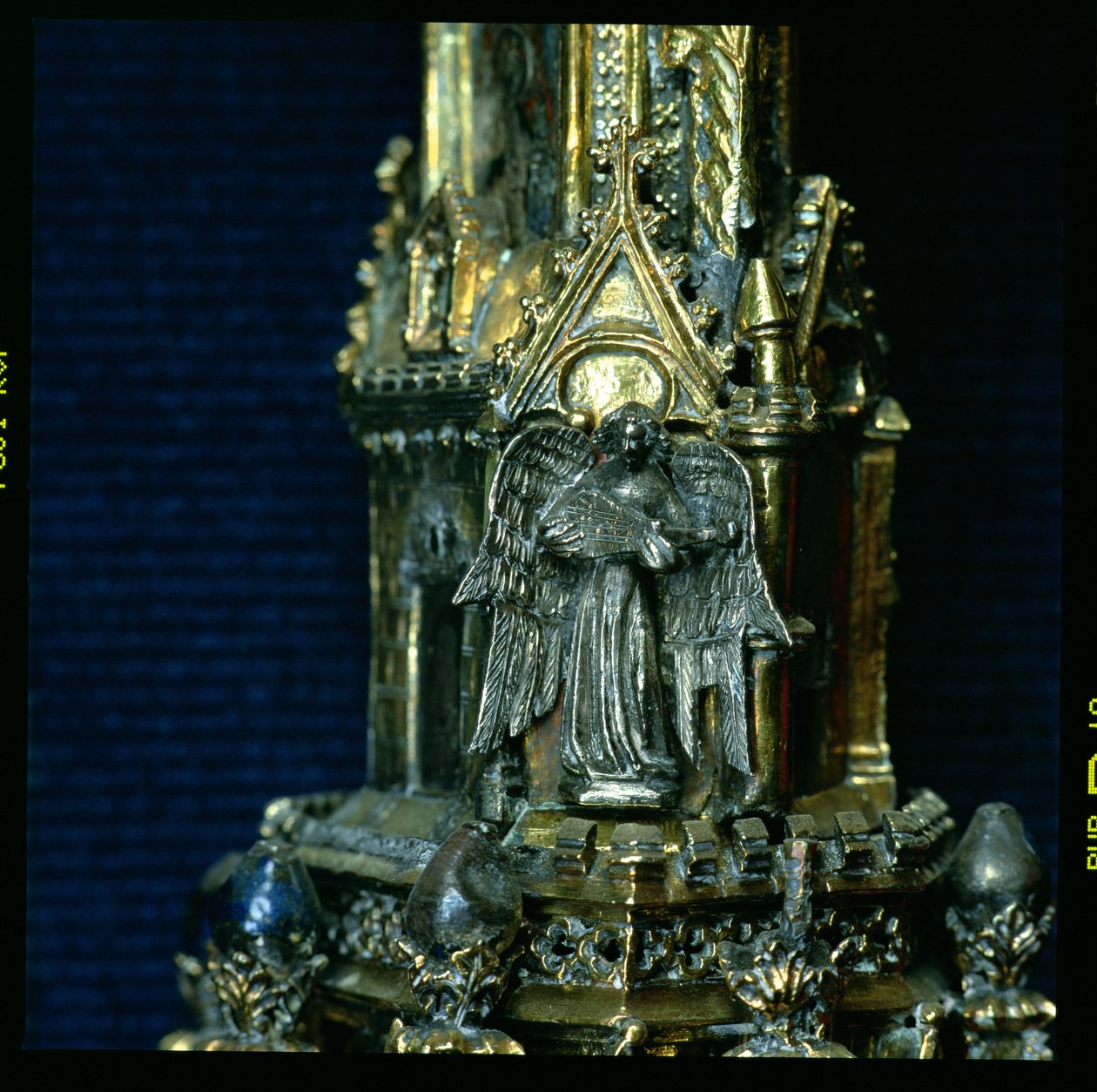 Ángel tocando una guitarra con plectro, detalle del báculo de William of Wykeham (c.1320-1404) (plata dorada) de English School