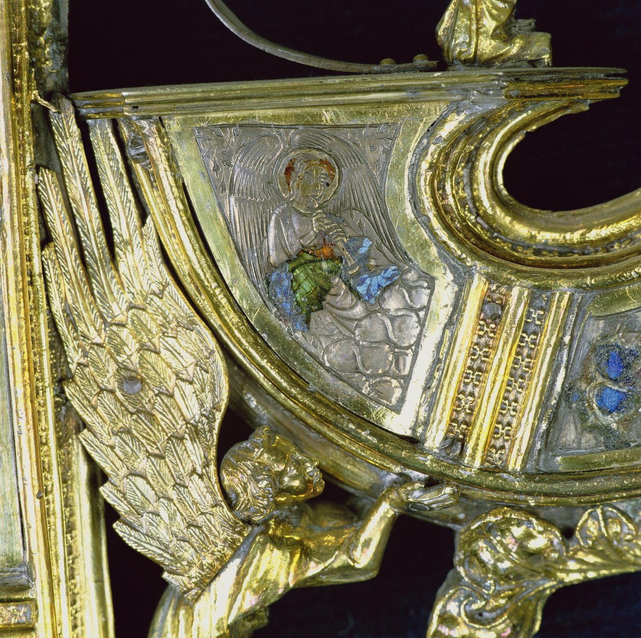 Ángel tocando un pequeño chirimía, detalle del báculo de William of Wykeham (c.1320-1404) (plata dorada y esmalte champlevé) de English School