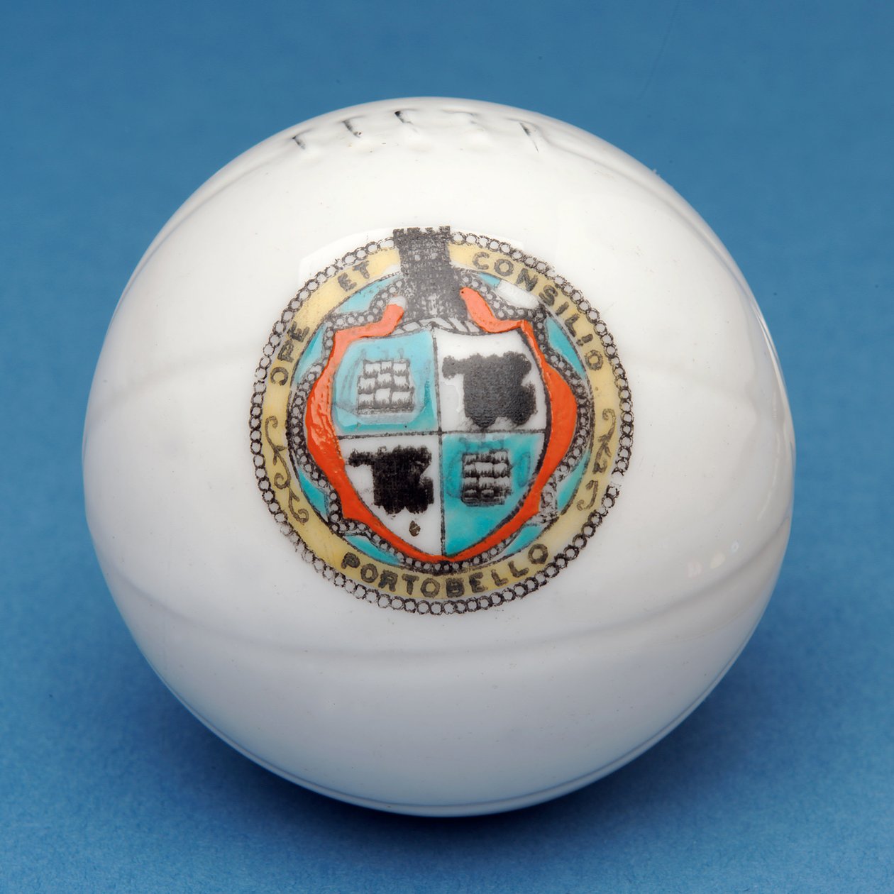 Recuerdo armorial miniatura de fútbol con transferencia del escudo de Portobello de English School