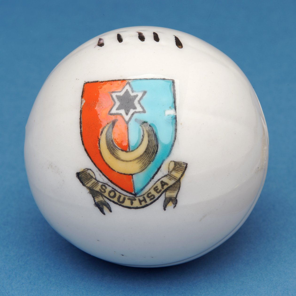 Recuerdo armorial miniatura de fútbol con transferencia del escudo de Southsea de English School