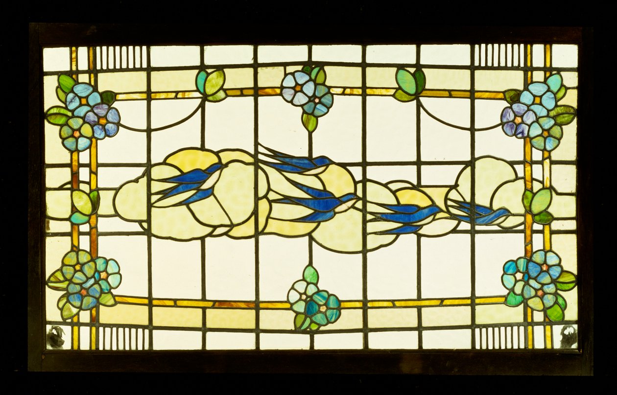 Panel de Artes y Oficios de un grupo de golondrinas ante nubes en un borde de cabezas de flores estilizadas de English School