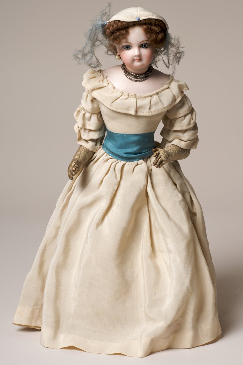 Muñeca de moda de bisque con cabeza giratoria, vestida con un largo vestido crema y sombrero de English School