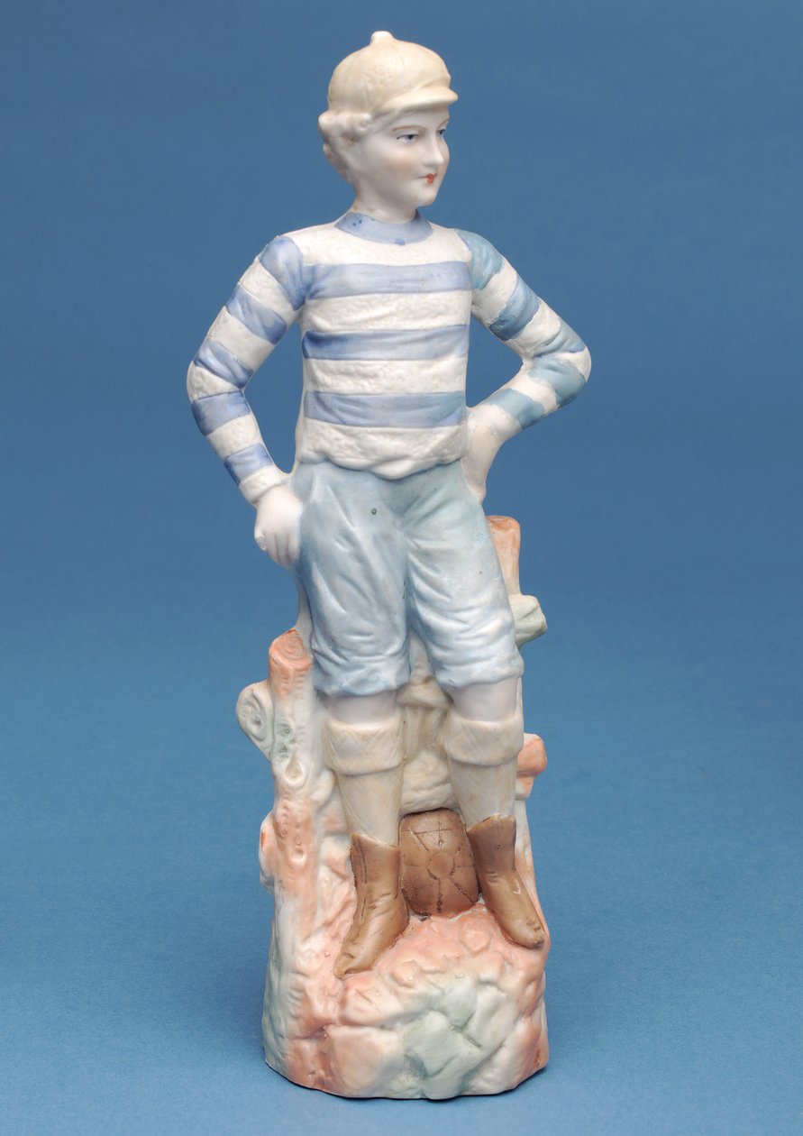 Figura de bisque de un niño futbolista con uniforme a rayas azules y blancas, c.1890s de English School