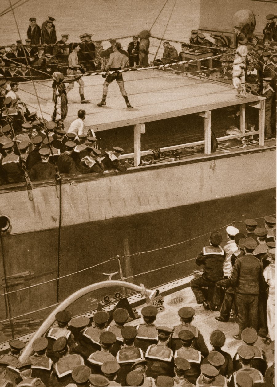 Competencia de boxeo a bordo de un buque de guerra, con la tripulación de un segundo barco como espectadores adicionales, 1914-19 de English School