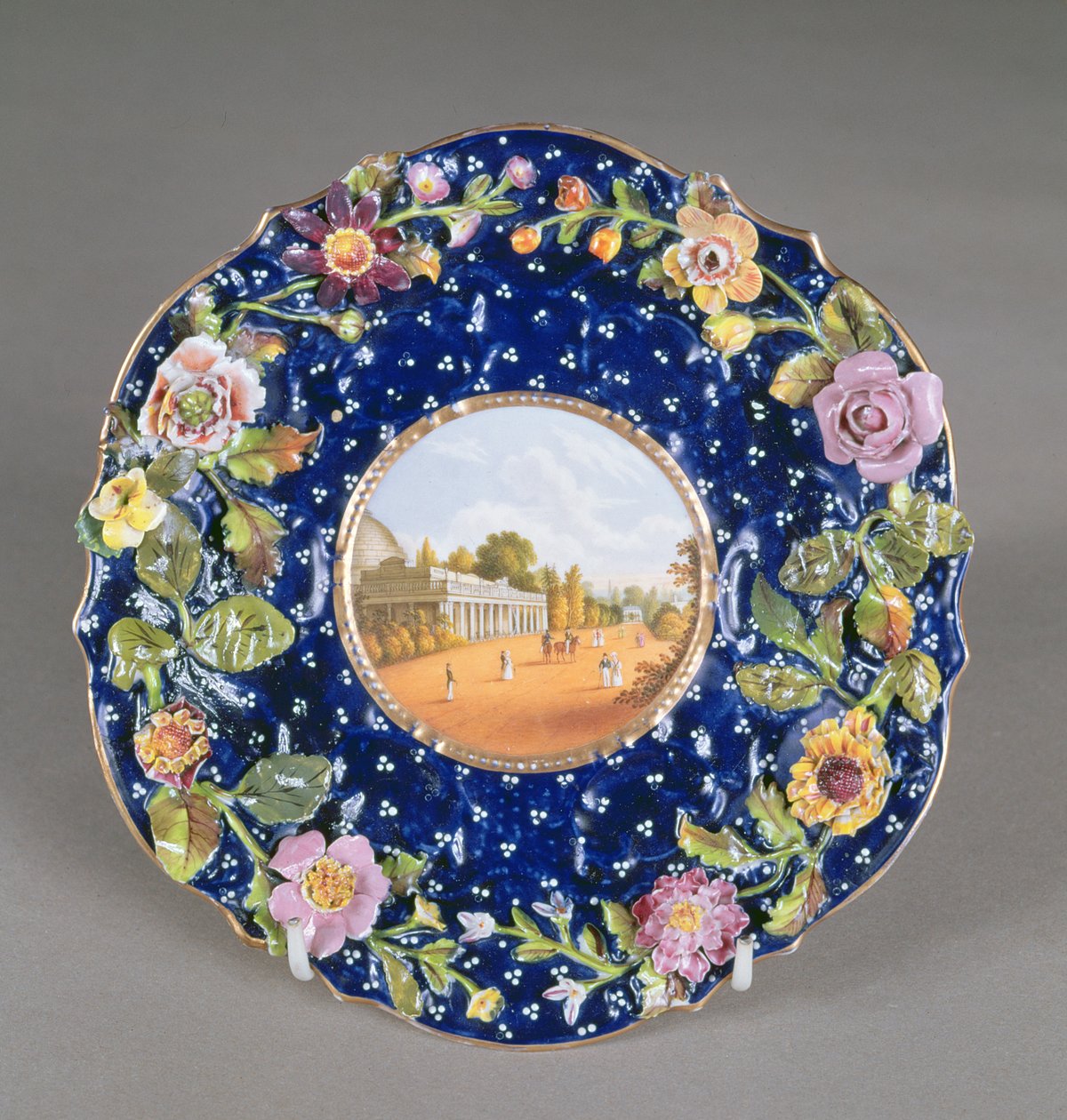 Plato de Chamberlains Worcester con flor incrustada y vista de la sala de bombas de Montpellier, Cheltenham, 1820 de English School