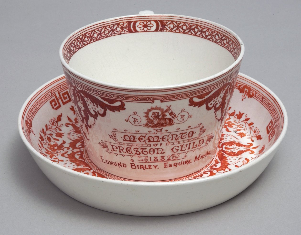 Taza y platillo conmemorativos que leen Un recuerdo del Gremio de Preston 1882, Minton, Inglaterra, c.1882 de English School