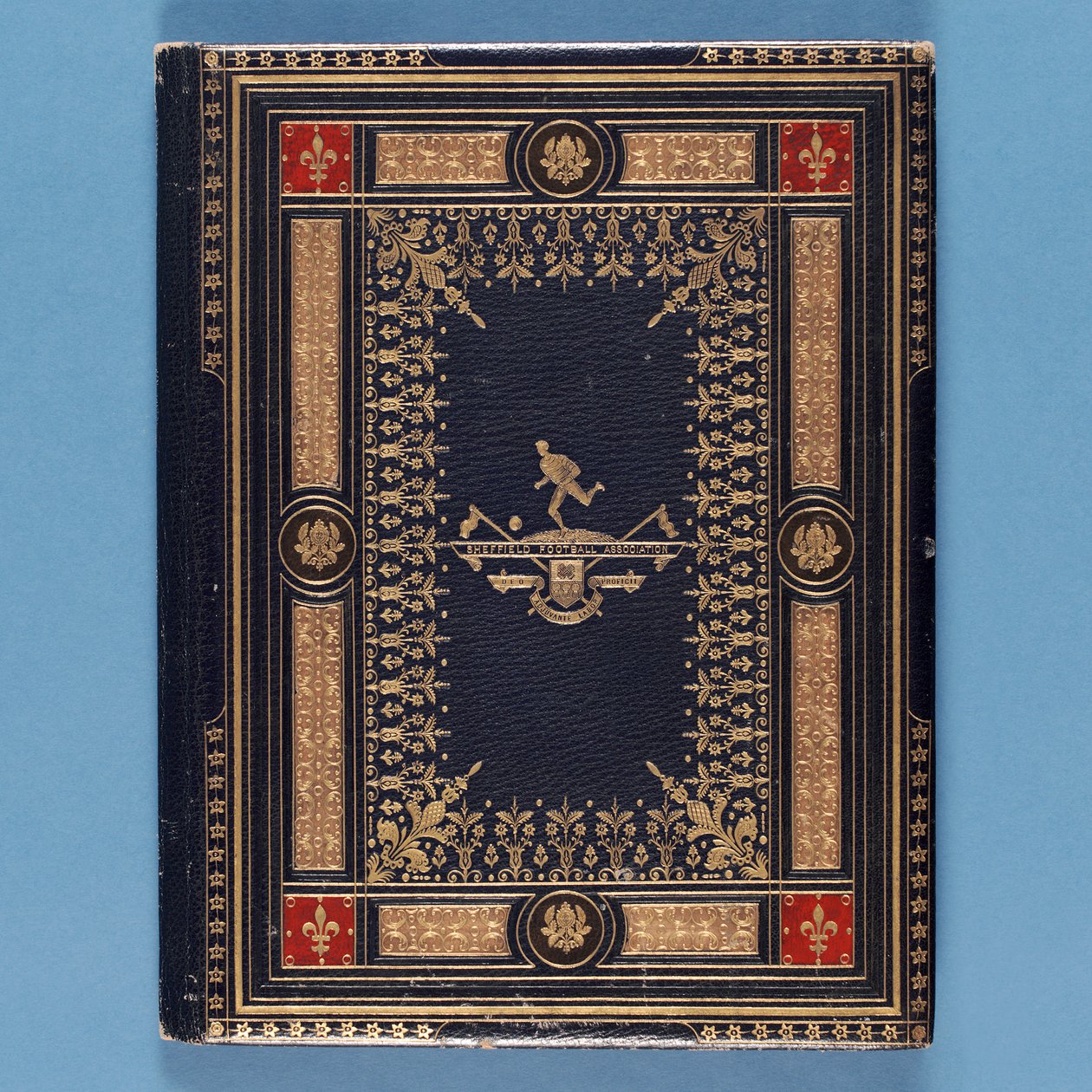 Portada de una dirección presentada por la Asociación de Fútbol de Sheffield a William Pierce-Dix con motivo de su retiro como Secretario, 1882 de English School